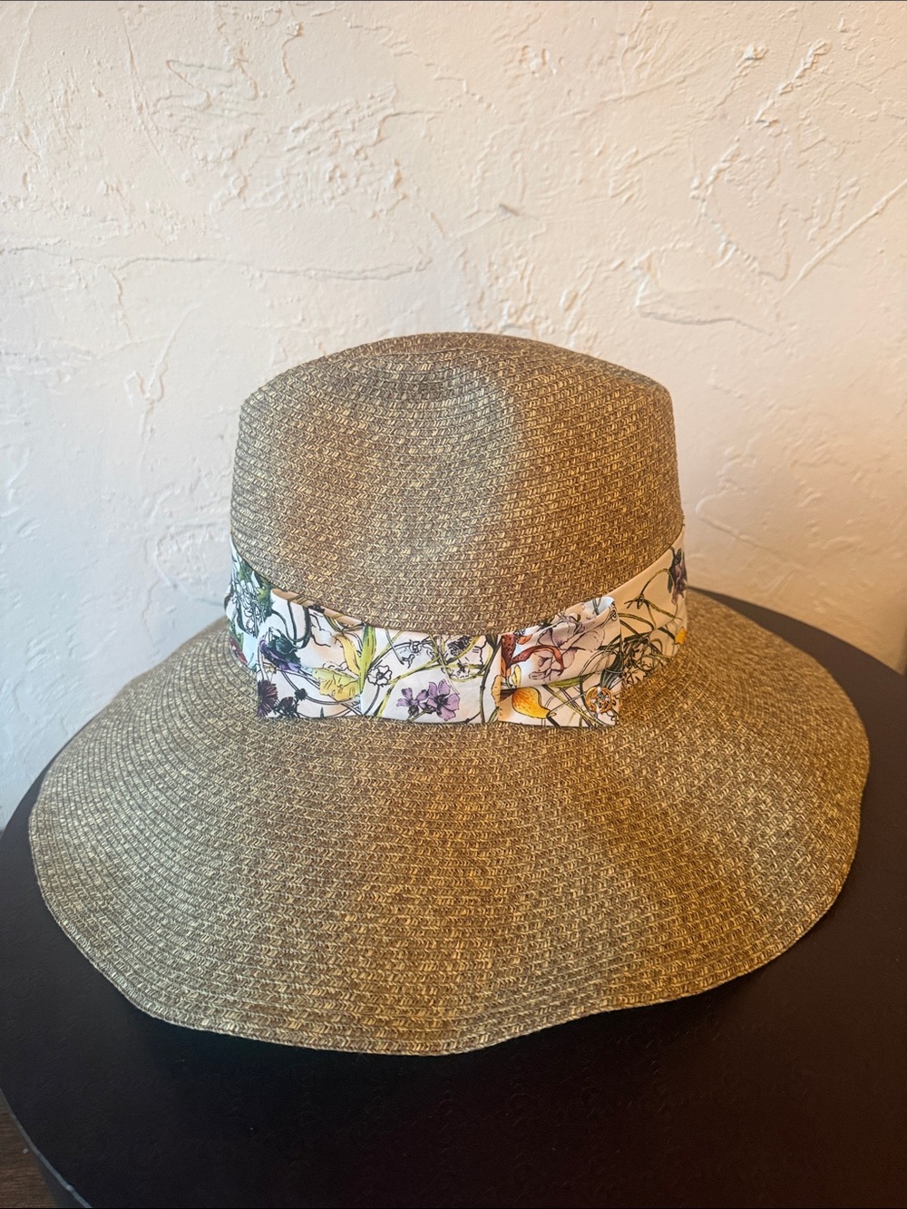 New with tags Gucci Straw Sun Hat with Floral Band - Beige
